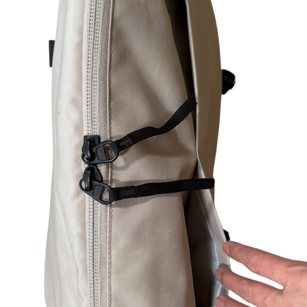 EVERLANE ReNew Transit Messenger Bag
Color: Atmosphere (Tan Gray) Black Straps - Picture 4 of 7